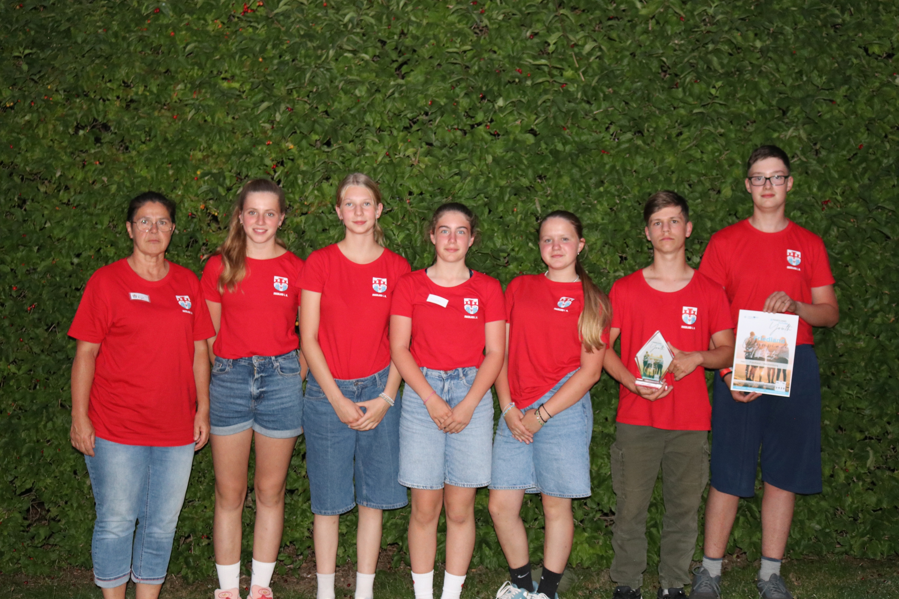 Gruppenfoto unsere Gruppe Friedland in Mecklenburg mit Siegerpokal zur Friedlandolympiade